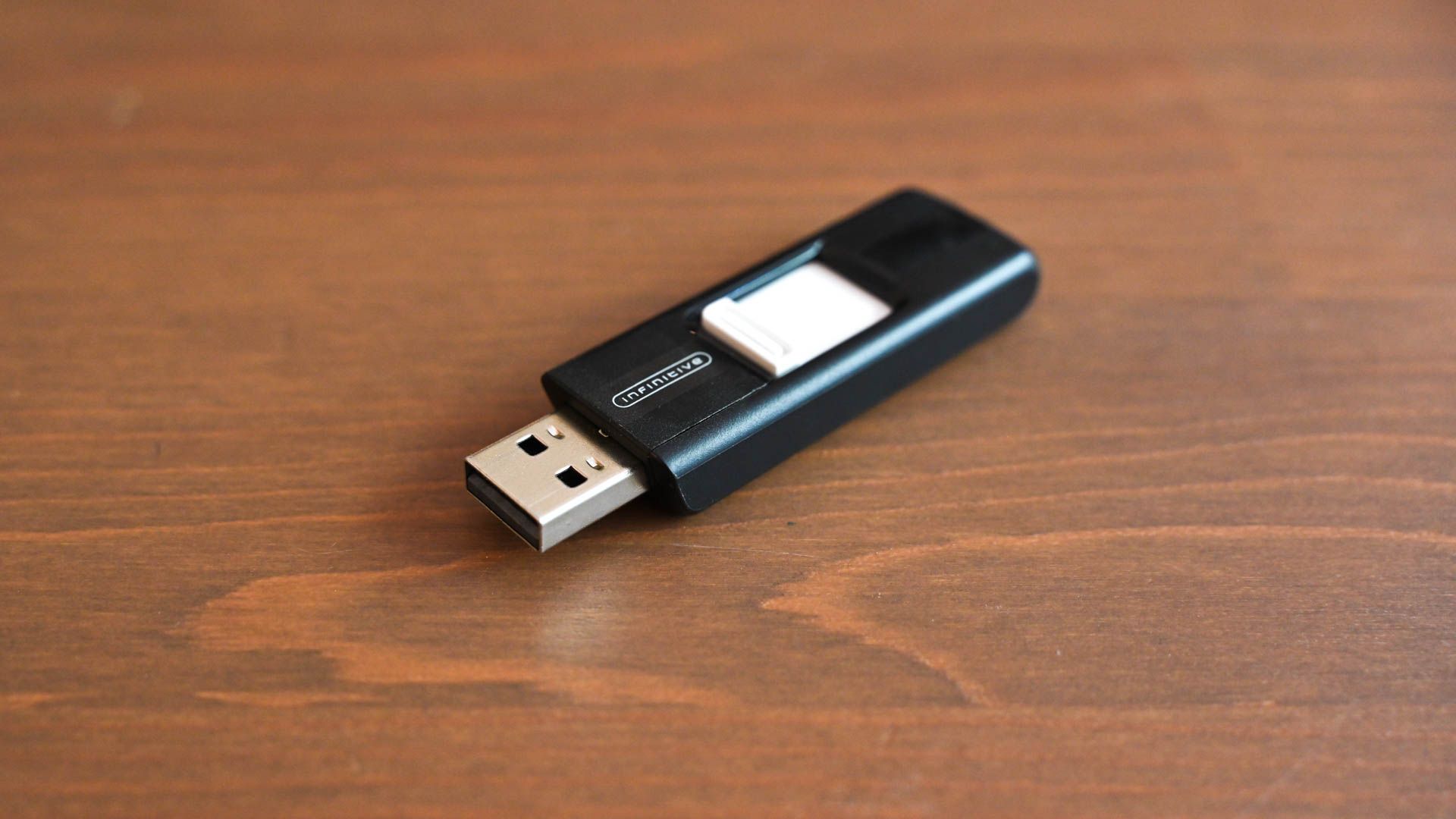 Um pen drive aberto sobre uma mesa de madeira