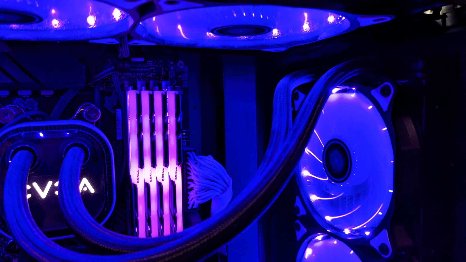 Ventiladores e Four G Skill 8GB DDR4 RAM dentro de uma torre de computador