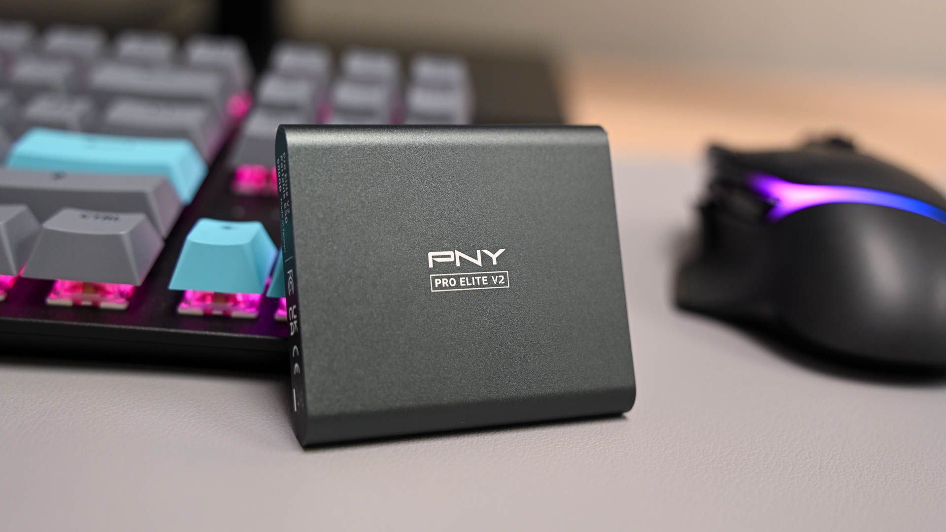 O PNY Pro Elite V2 apoiado em um teclado