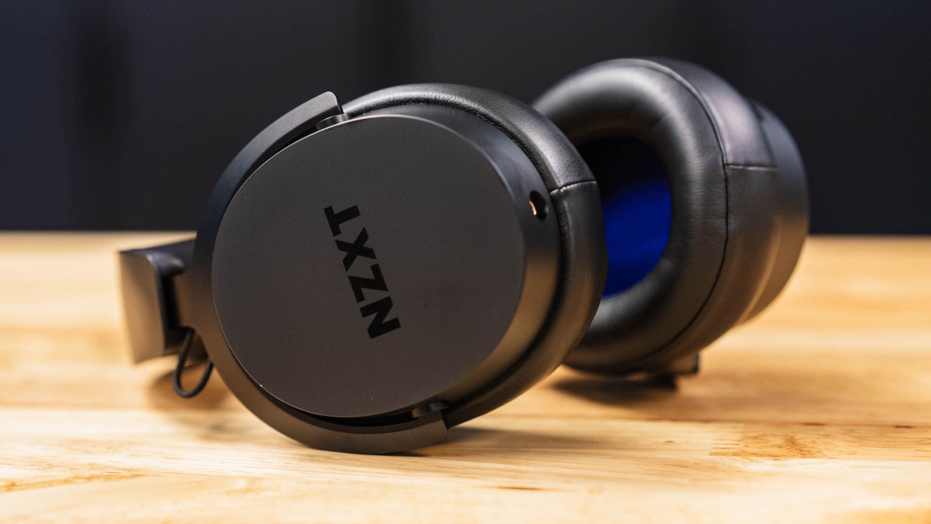 O NZXT Relay Headset colocado em uma bancada