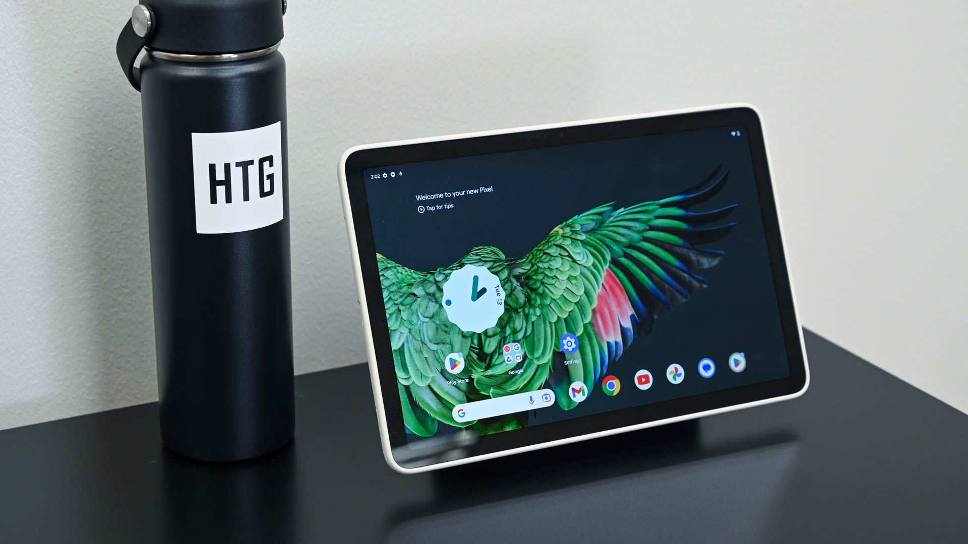 O Google Pixel Tablet com a tela inicial aberta