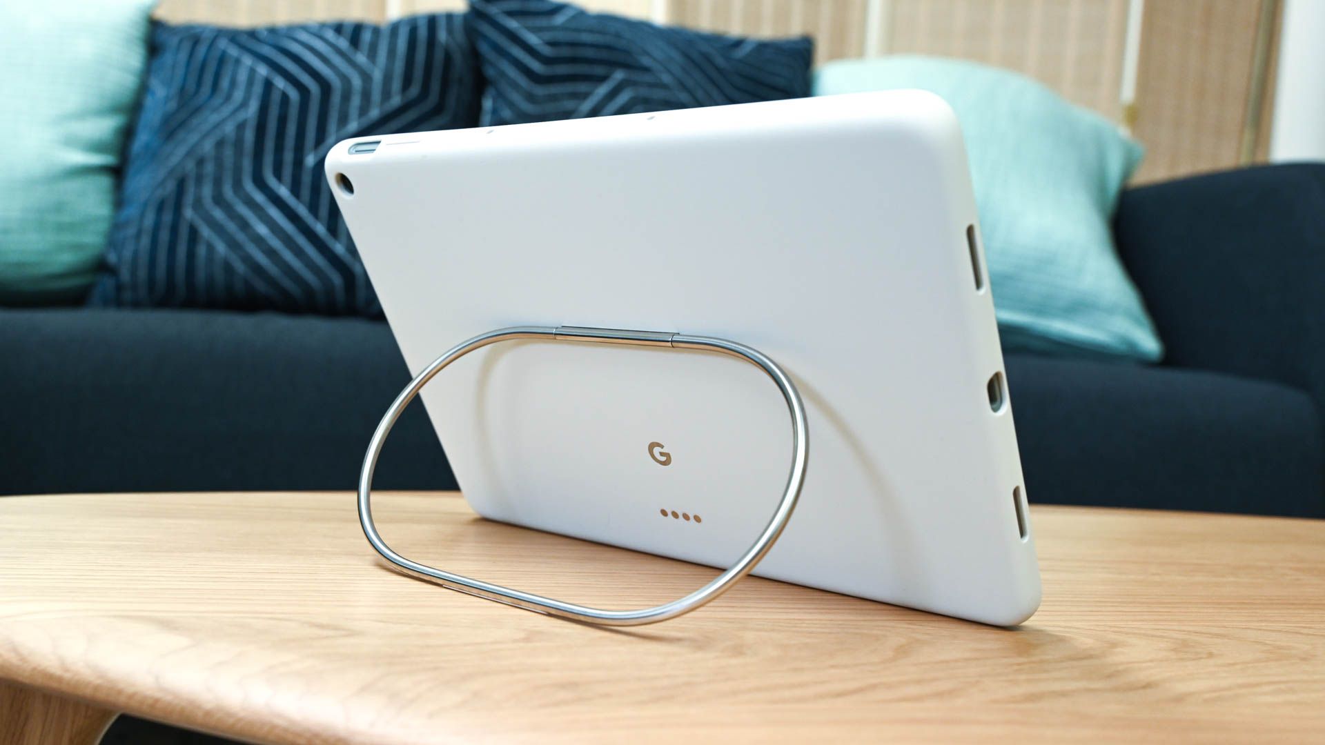 O Google Pixel Tablet apoiado no suporte da capa