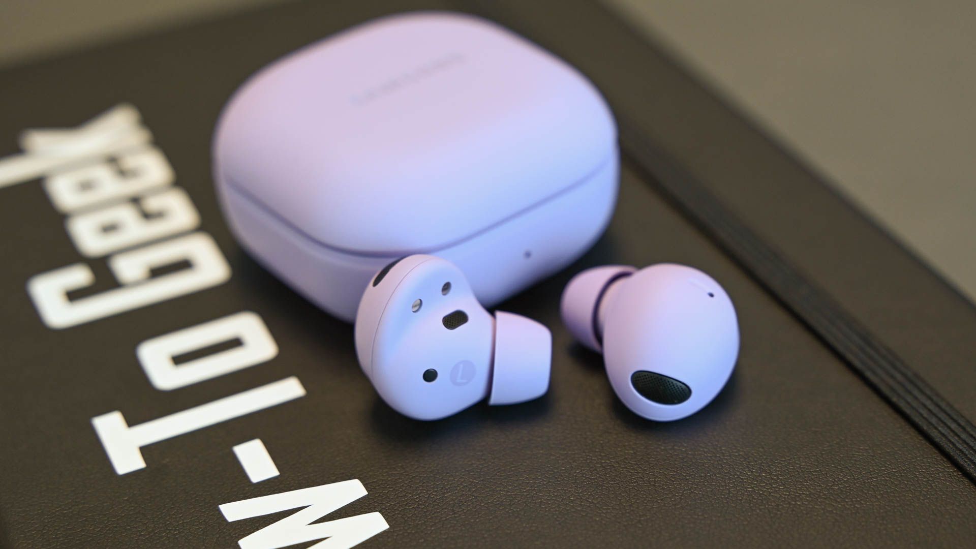 Um par de Galaxy Buds2 Pro em um notebook