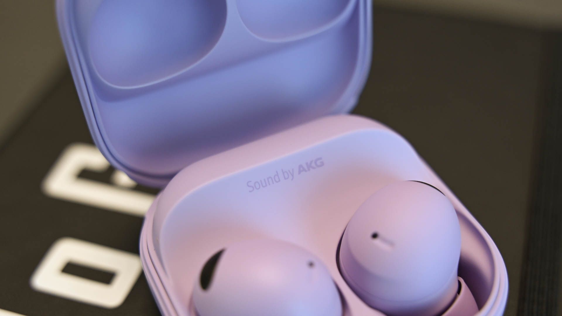 Som por texto AKG na capa do Galaxy Buds2 Pro