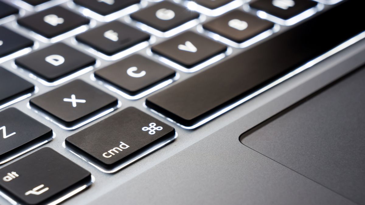 Um usuário do MacBook usando atalhos de teclado para copiar e colar texto no Mac