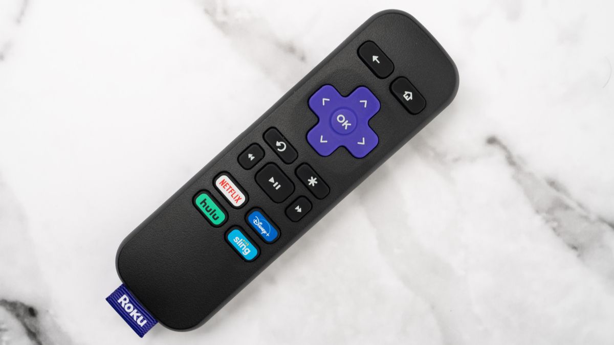 Um controle remoto Roku colocado sobre uma mesa