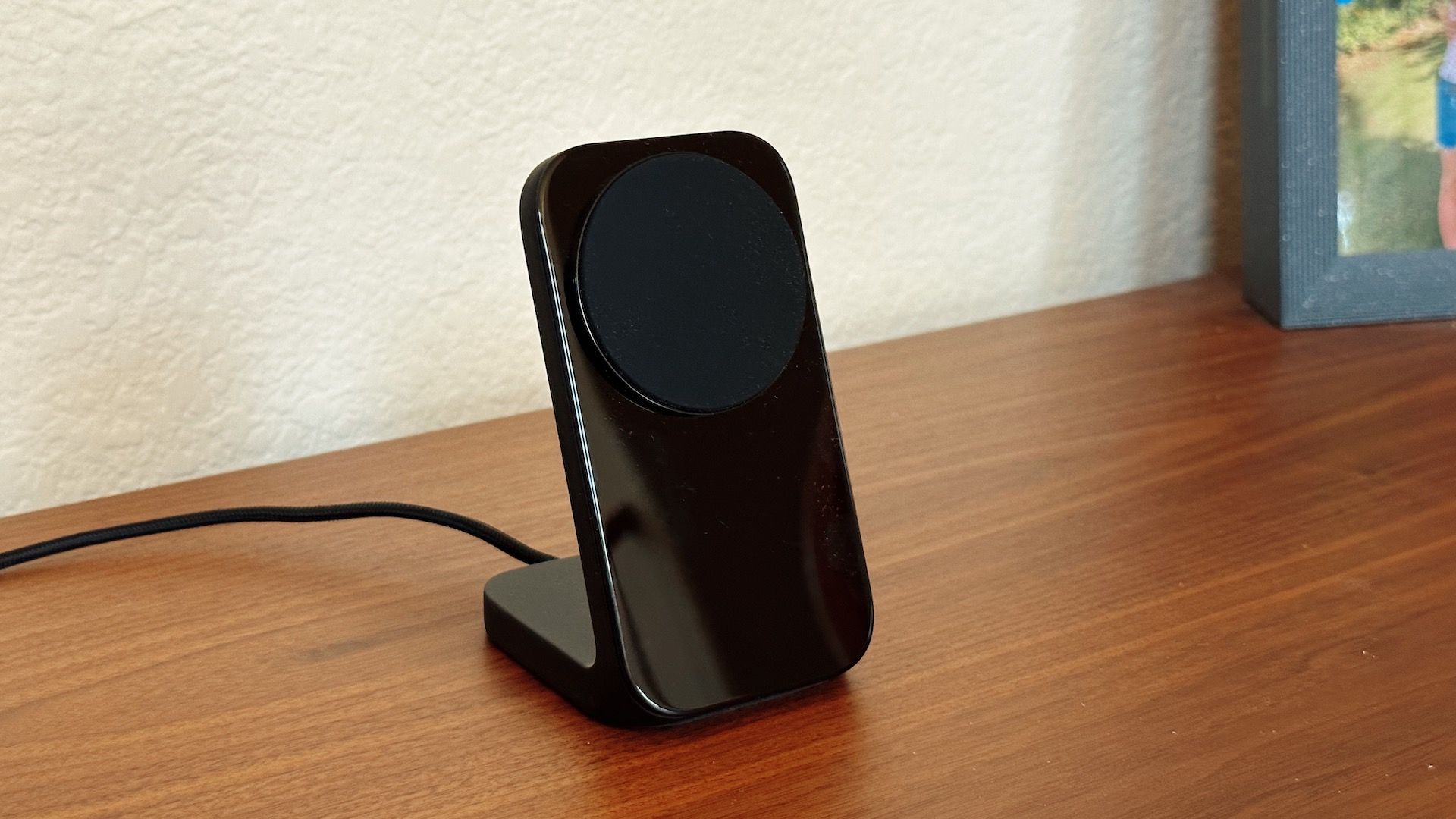 Nomad Stand de preto sentado em uma mesa de madeira