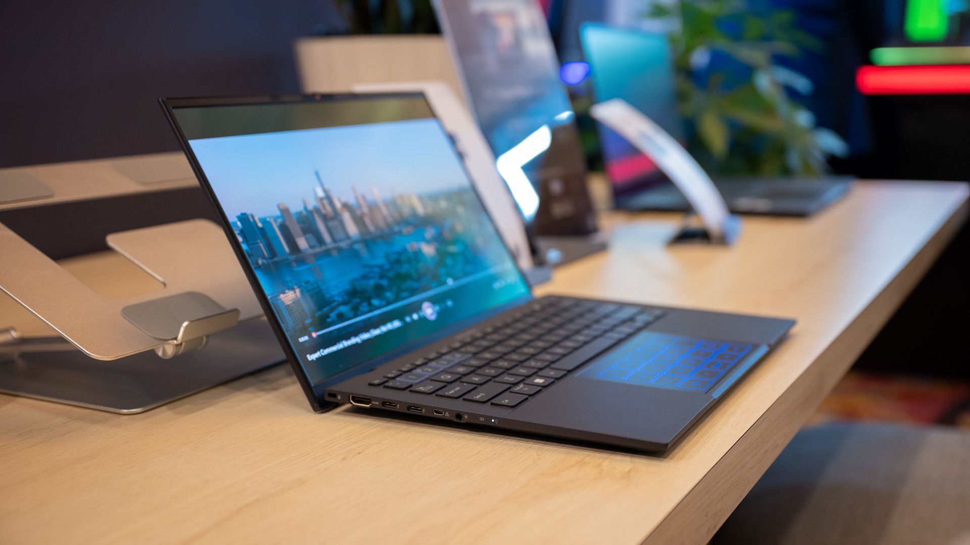Laptop ASUS ExpertBook B9 OLED sentado em uma mesa na CES 2023