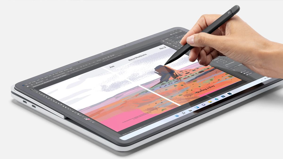 Uma pessoa desenhando em um tablet Microsoft Surface.