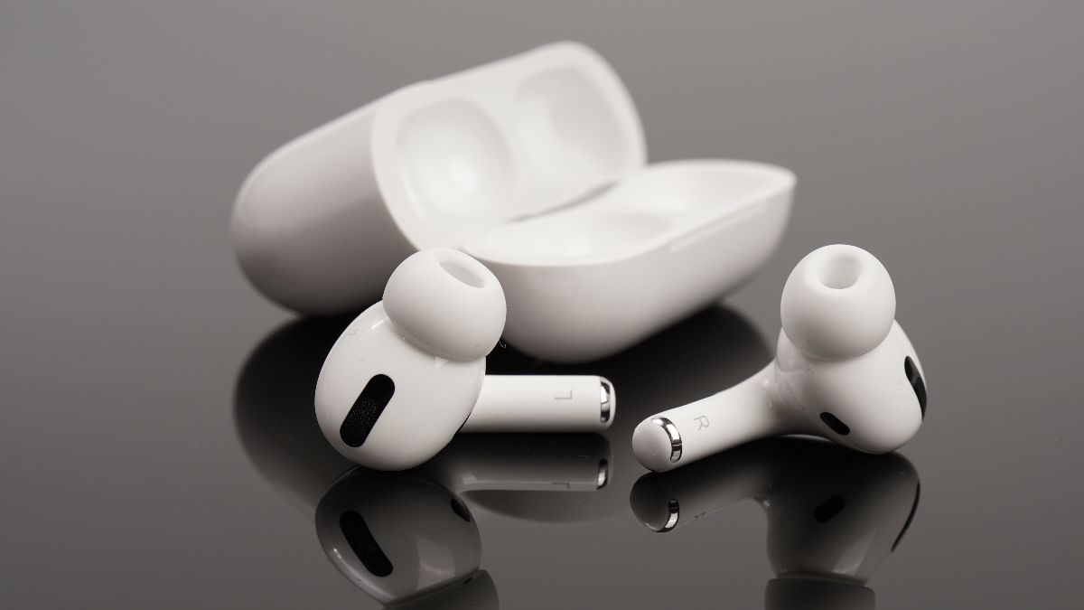 AirPods Pro fora do estojo de carregamento sobre uma mesa cinza