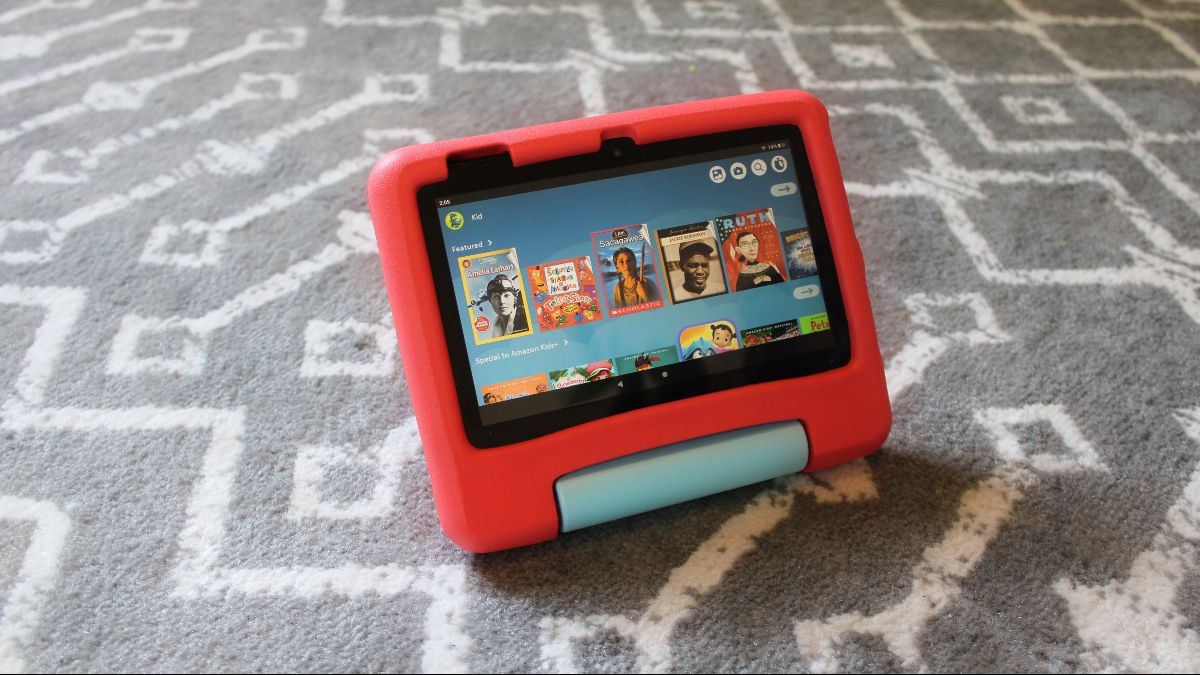 Tablet Amazon Fire 7 Kids em pé na superfície usando suporte