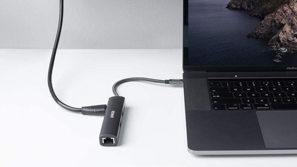 Hub Anker 5 em 1 USB-C conectado ao laptop