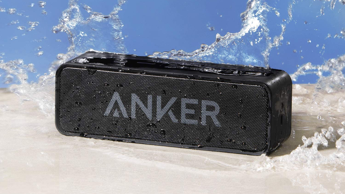 Alto-falante Bluetooth Anker Soundcore encharcado de água em uma praia arenosa
