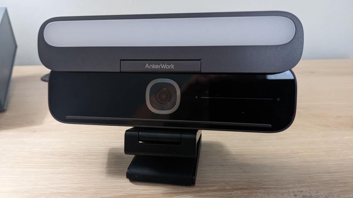 AnkerWork B600 Video Bar Webcam na mesa