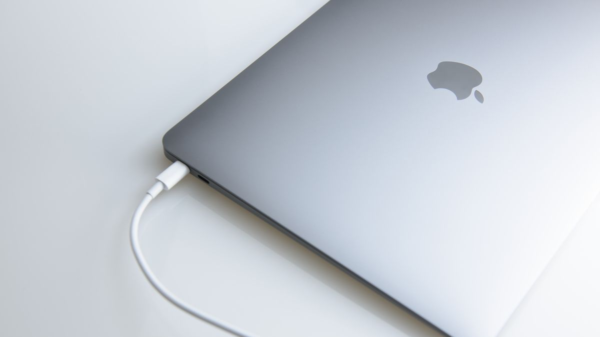 Apple MacBook conectado a um carregador
