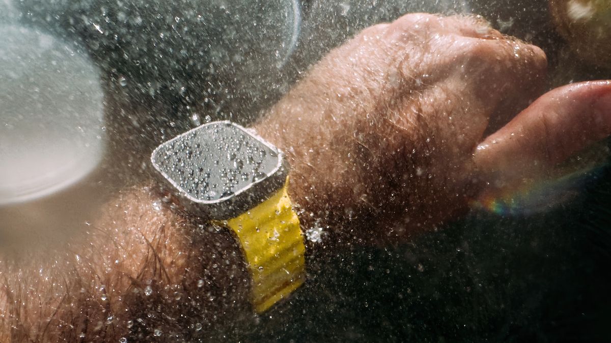 Homem usando um Apple Watch na chuva