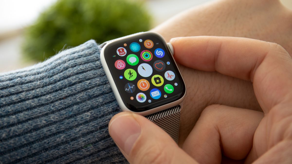 Homem usando o Apple Watch exibindo apps no mostrador