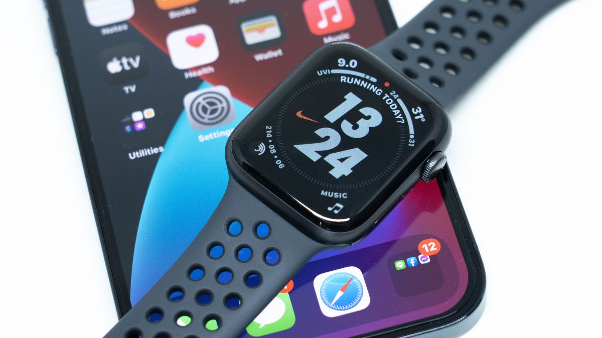 Apple Watch em cima de um iPhone