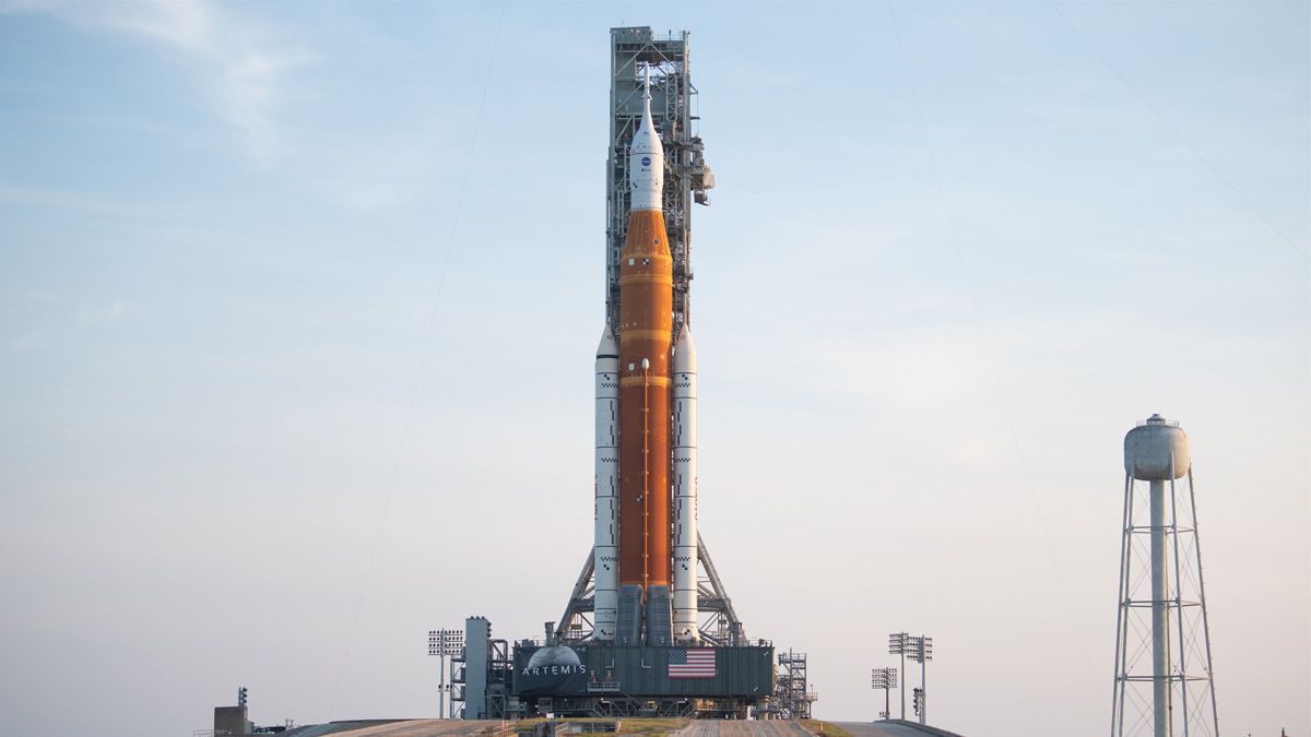 Sistema de lançamento espacial em uma plataforma de lançamento