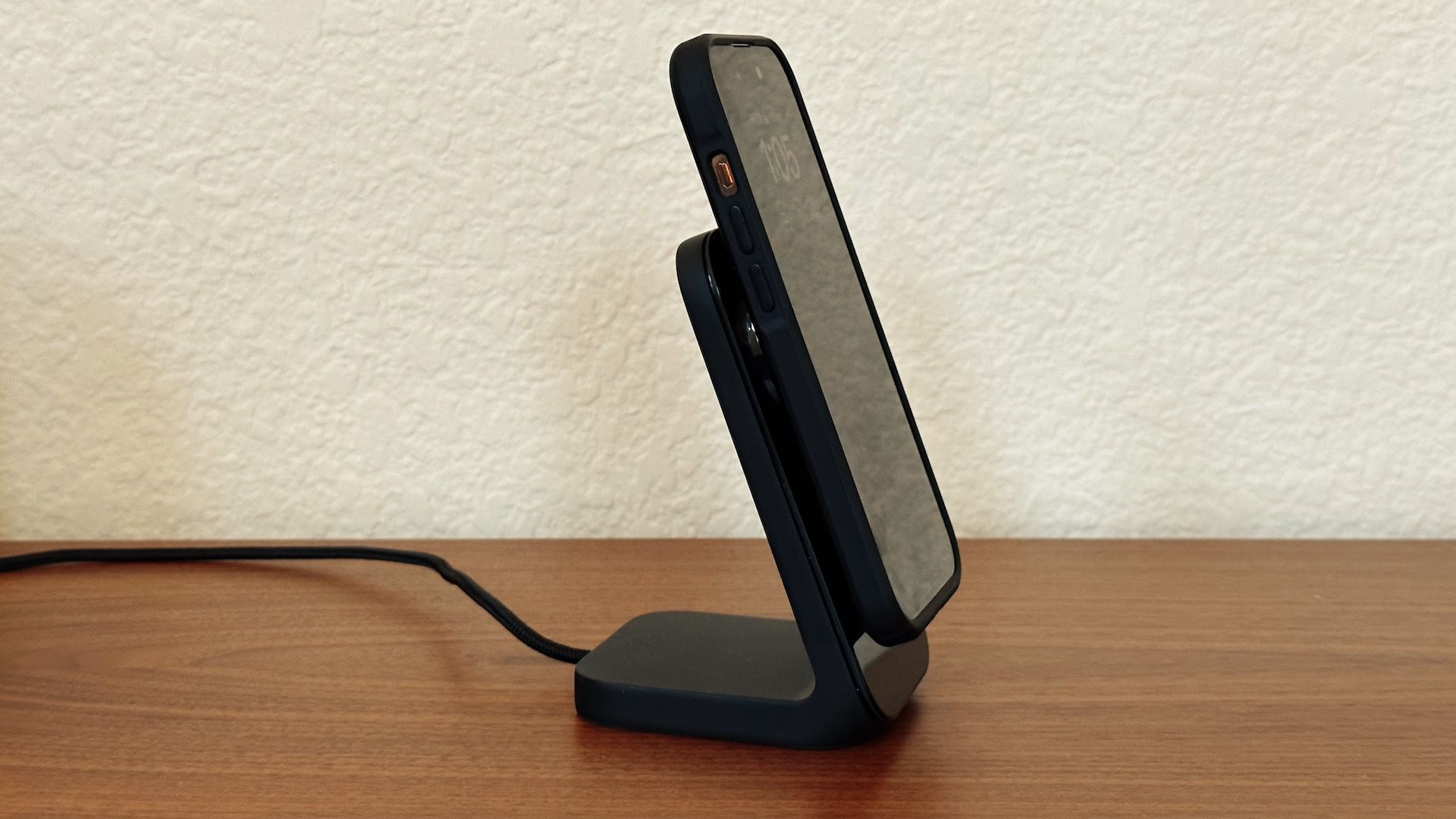 Mostrando o Nomad Stand de lado com um iPhone conectado