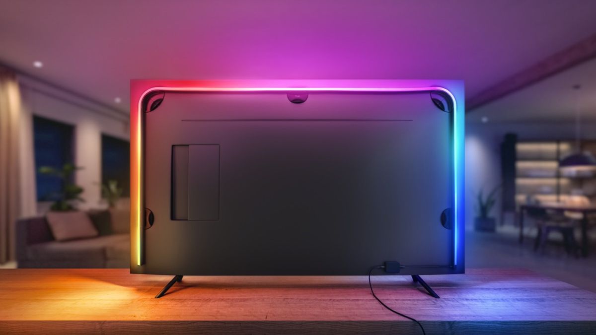 A vista traseira de uma TV equipada com uma faixa de luz Hue e uma caixa de sincronização Hue.