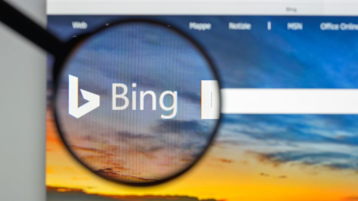 Uma lupa pairando sobre a palavra Bing dentro do mecanismo de busca