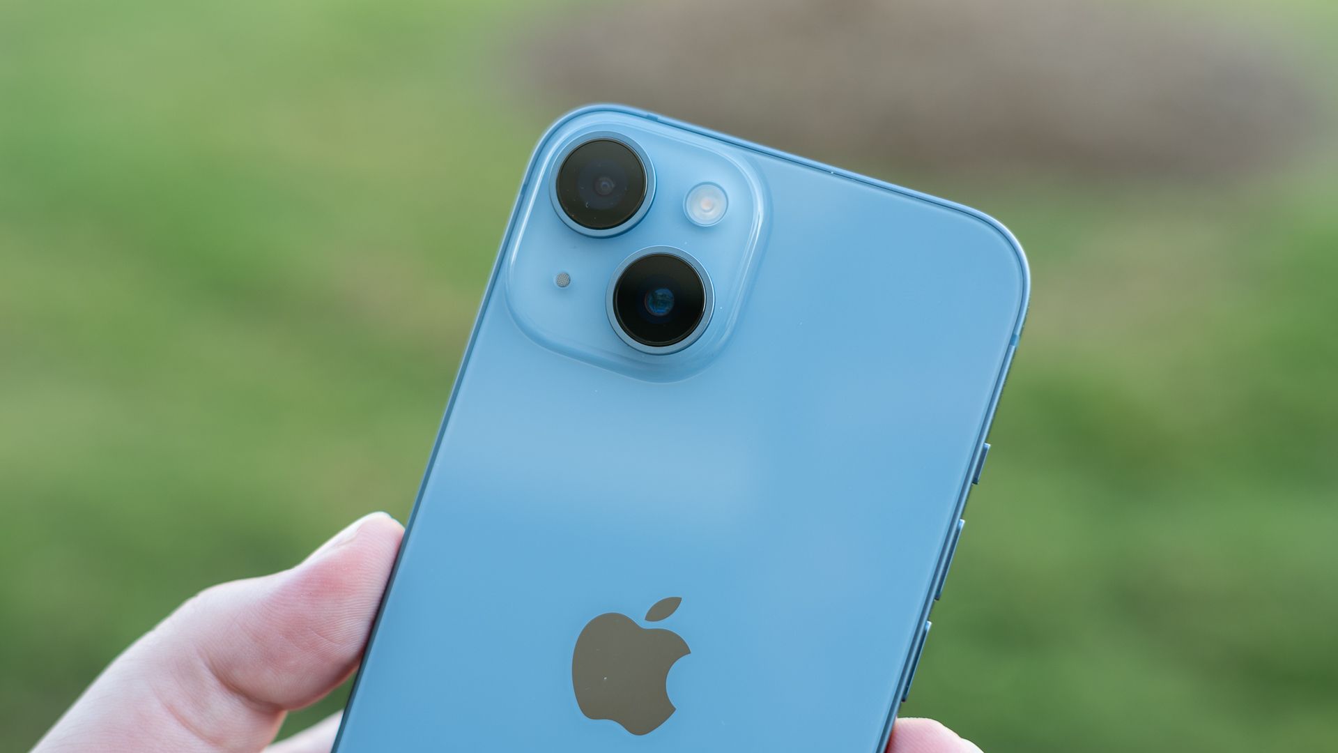 Câmeras duplas voltadas para trás do Blue Apple iPhone 14