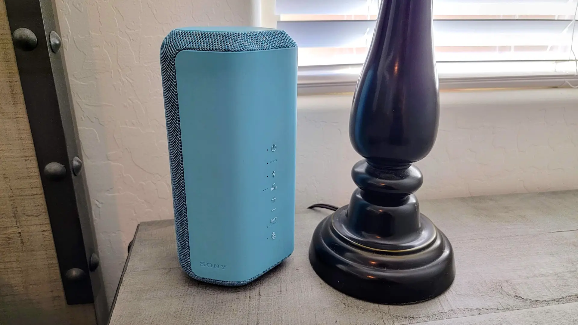 Alto-falante Bluetooth Sony XE300 azul sobre uma mesa