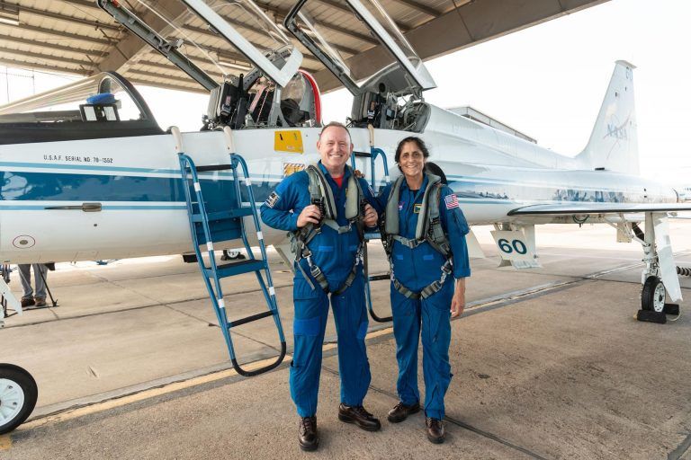 Foto de Barry “Butch” Wilmore e Sunita “Suni” Williams na frente de um avião