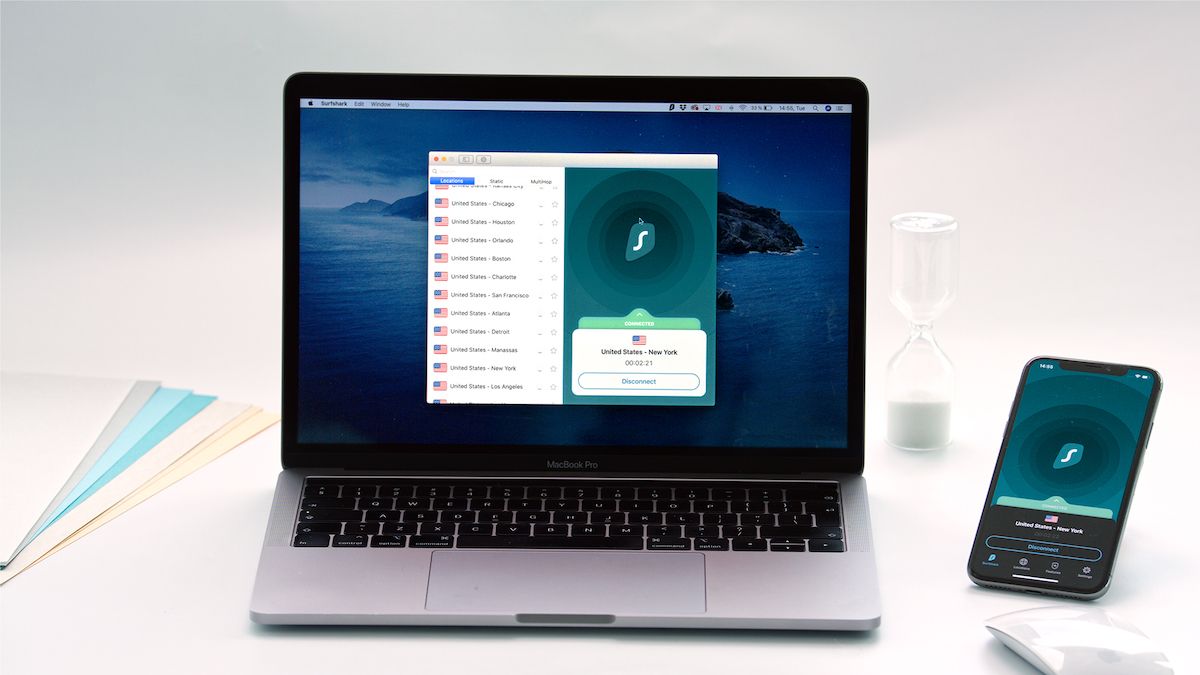 Surfshark VPN rodando em um MacBook e iPhone