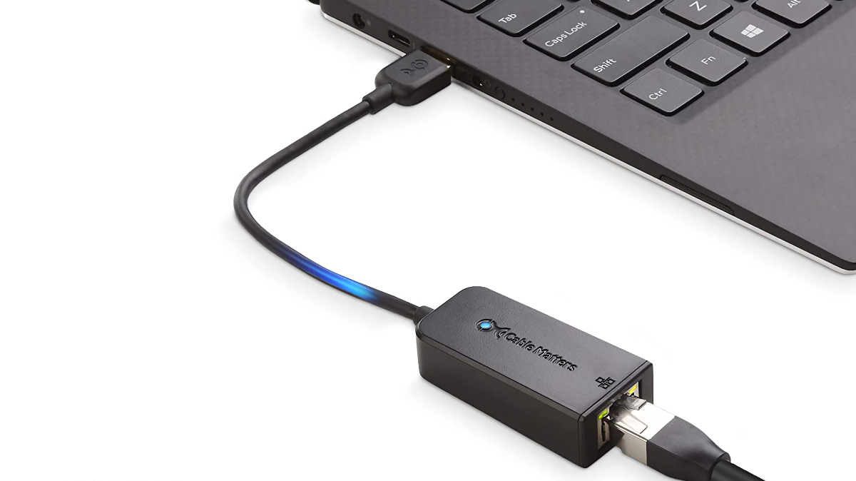 O cabo é importante Adaptador USB para Ethernet conectado a um laptop em uma extremidade e um cabo Ethernet na outra