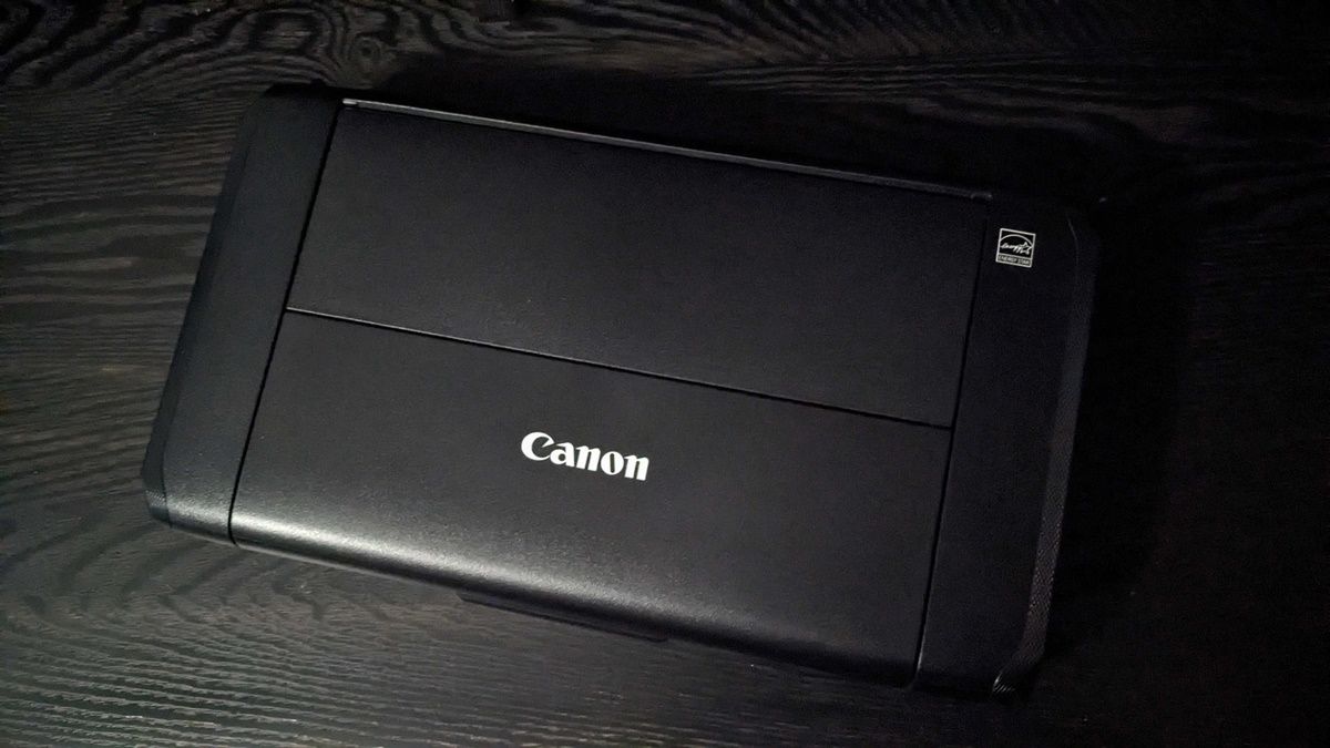 Canon Pixma TR150 na mesa