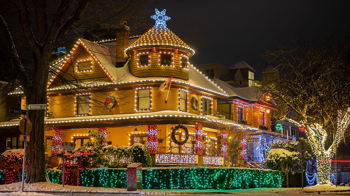Uma casa tradicional vitoriana, completamente coberta de luzes de Natal.