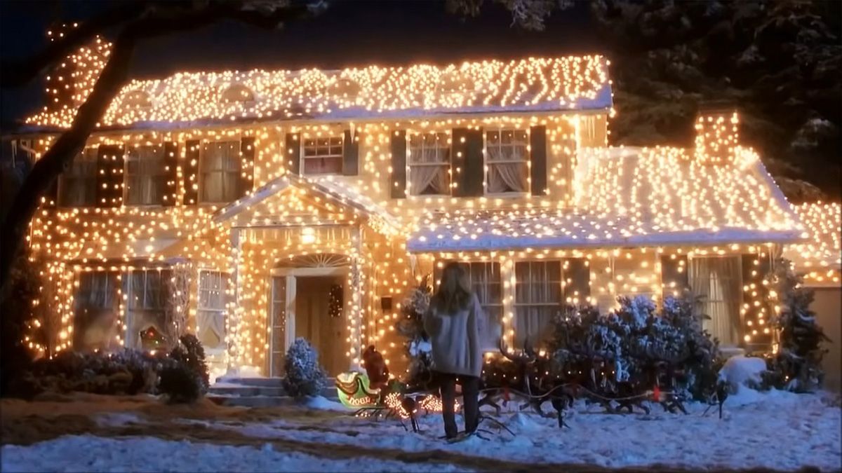 Uma casa totalmente coberta de luzes de Natal.