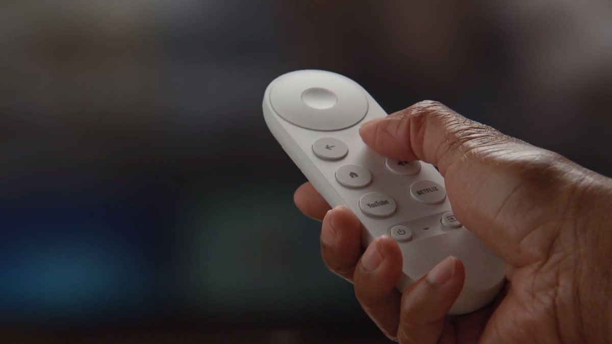 O controle remoto do Chromecast com Google TV (HD) na mão de uma pessoa.