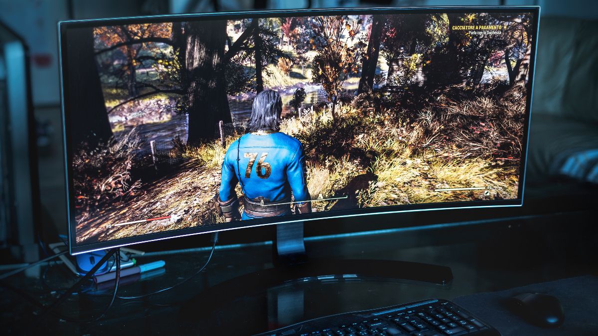 Monitor de computador sentado em uma mesa com um videogame na tela