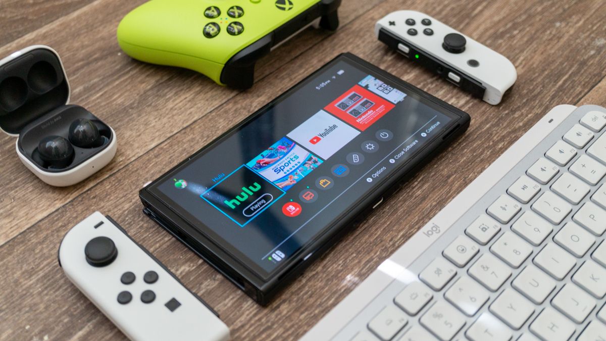 Nintendo Switch com teclado, controle do Xbox One e fones de ouvido