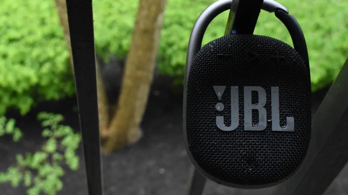 Molhado JBL Clip 4 na grade