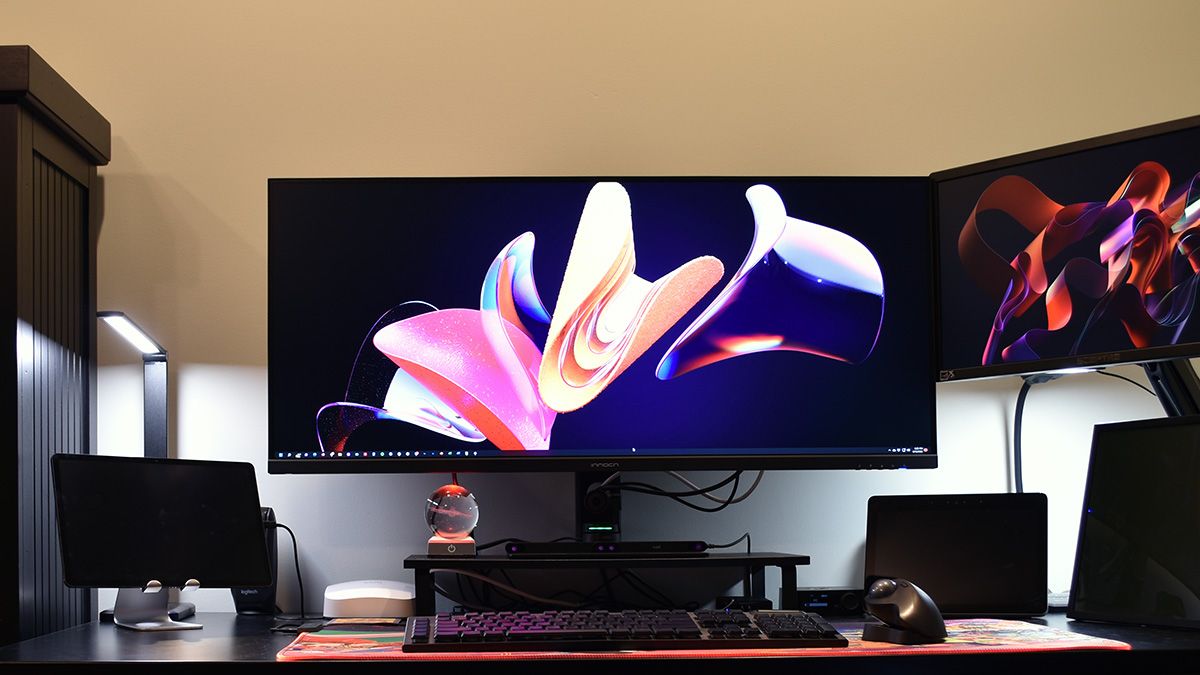 Monitor INNOCN em um desktop típico