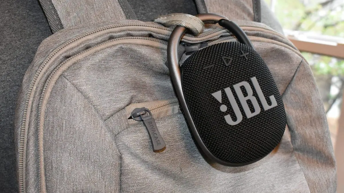 JBL Clip 4 preso a uma mochila