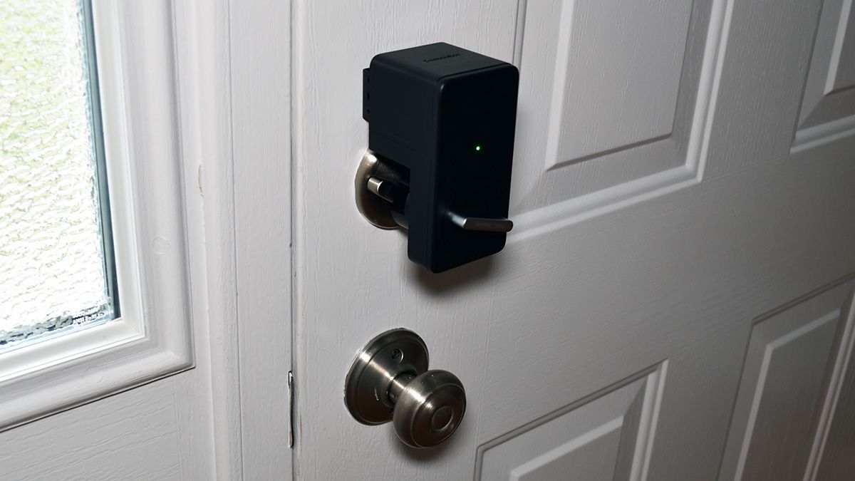 SwitchBot Lock anexado a uma porta interna.