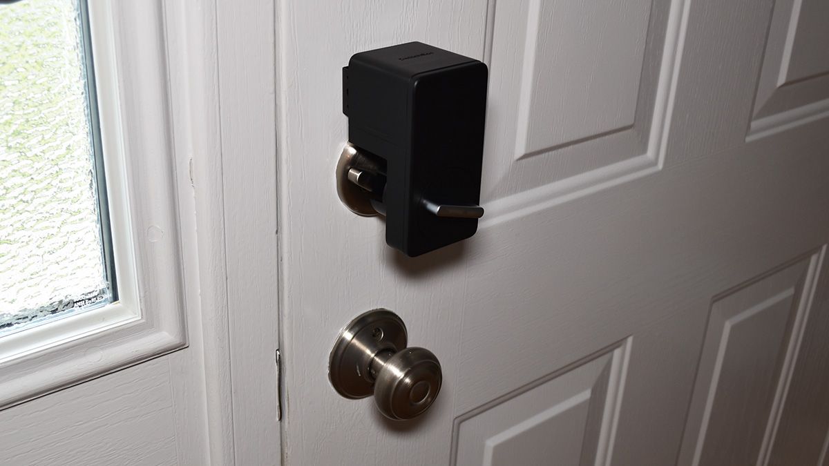 SwitchBot Lock instalado em uma porta.