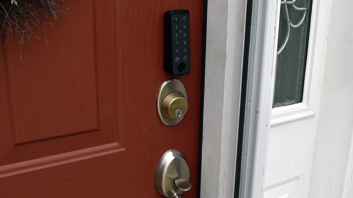 SwitchBot Keypad Touch instalado em uma porta.