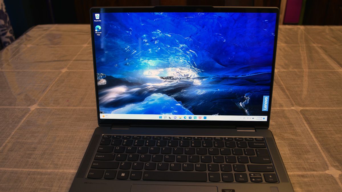 Laptop Lenovo Yoga 7i com tela aberta