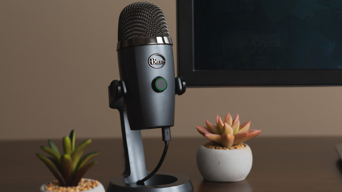 Blue Yeti Nano Microfone sentado em uma mesa