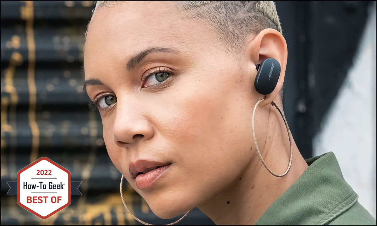 Fones de ouvido Bose QuietComfort no ouvido de uma mulher