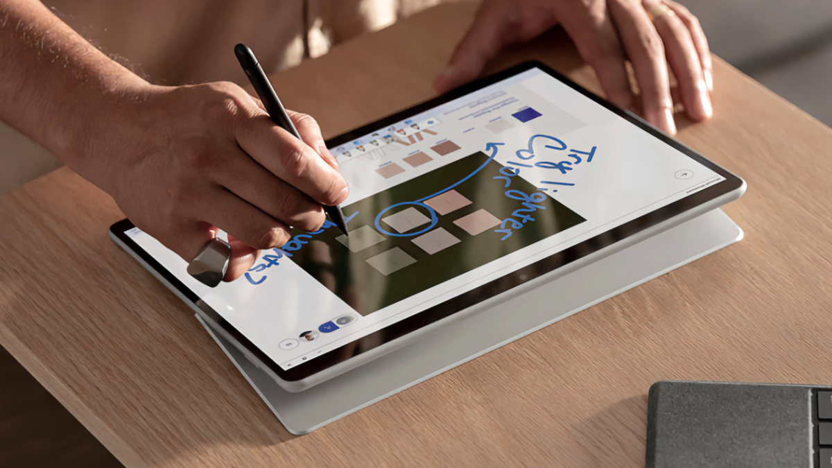 Pessoa usando uma Slim Pen 2 para desenhar em um Microsoft Surface Pro X