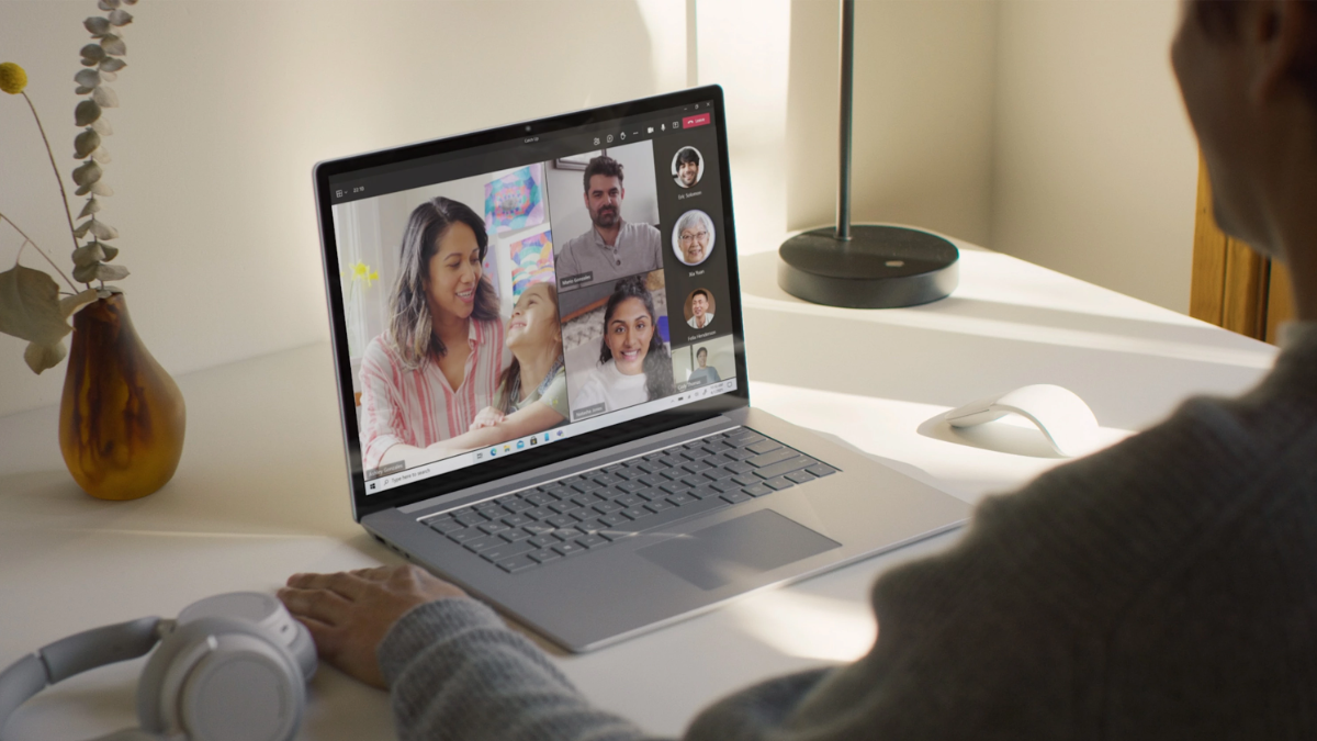 Pessoa que usa um Microsoft Surface Laptop 4 para conversar por vídeo com colegas