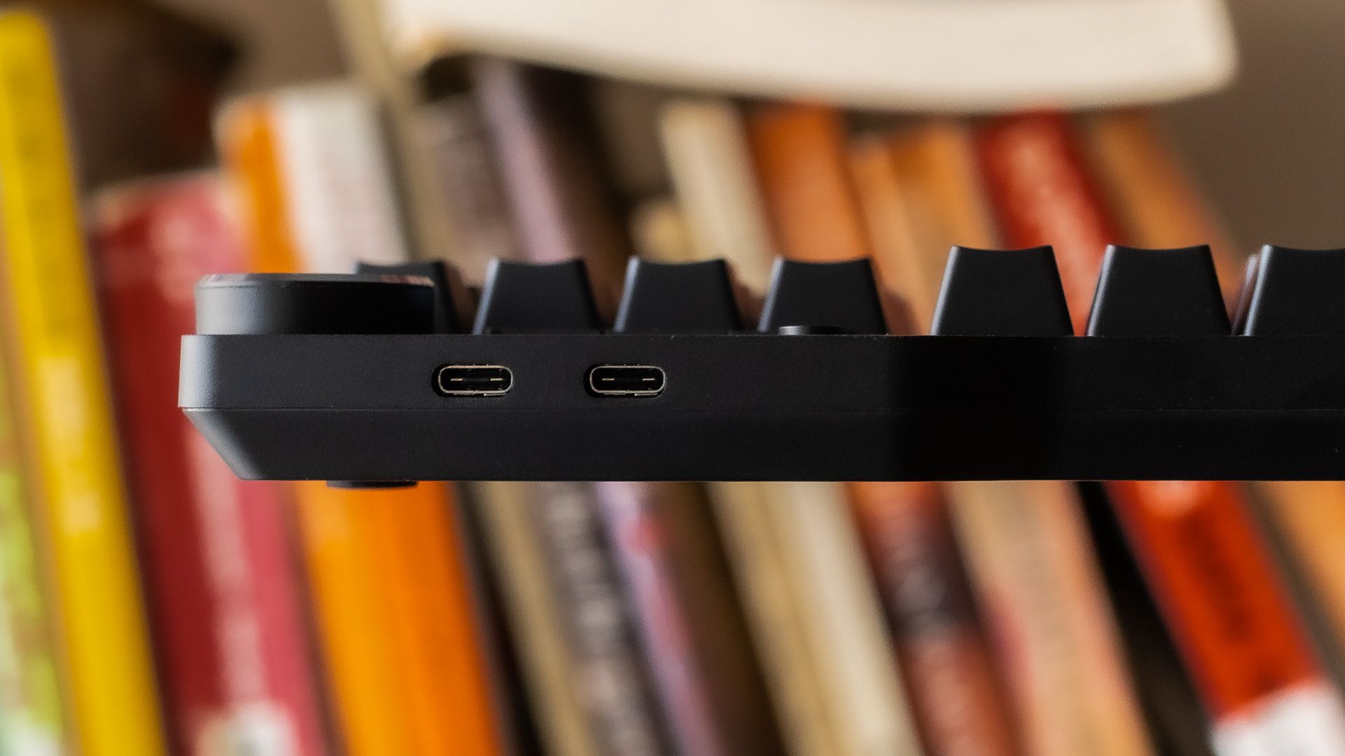 Das Keyboard 6 Professional close das portas USB-C traseiras