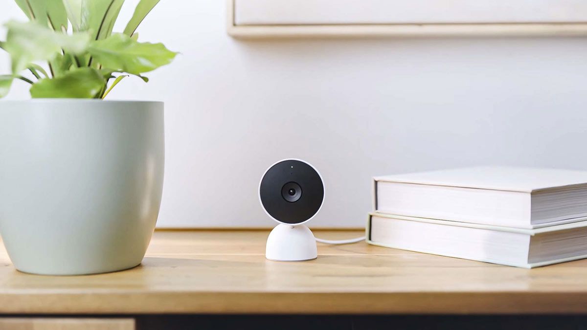 Uma câmera de segurança com fio do Google Nest sobre uma mesa em uma casa.